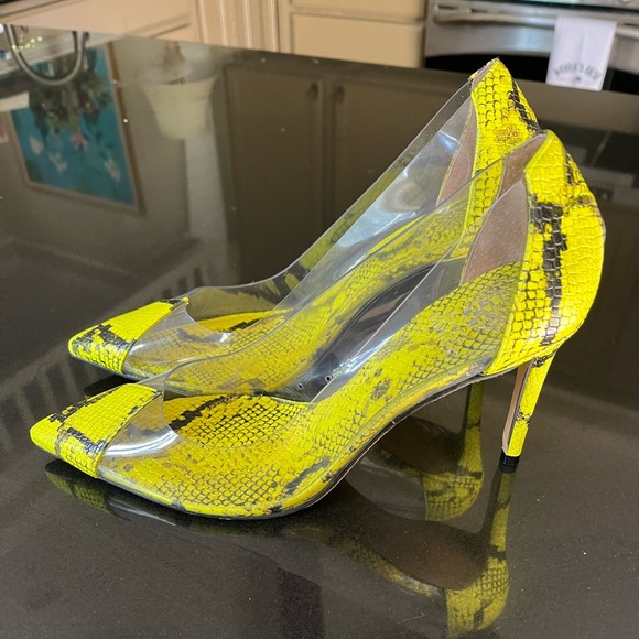 Vince Camuto women’s black and yellow skin pumps. Size 11M. Excellent condition - Picture 2 of 6